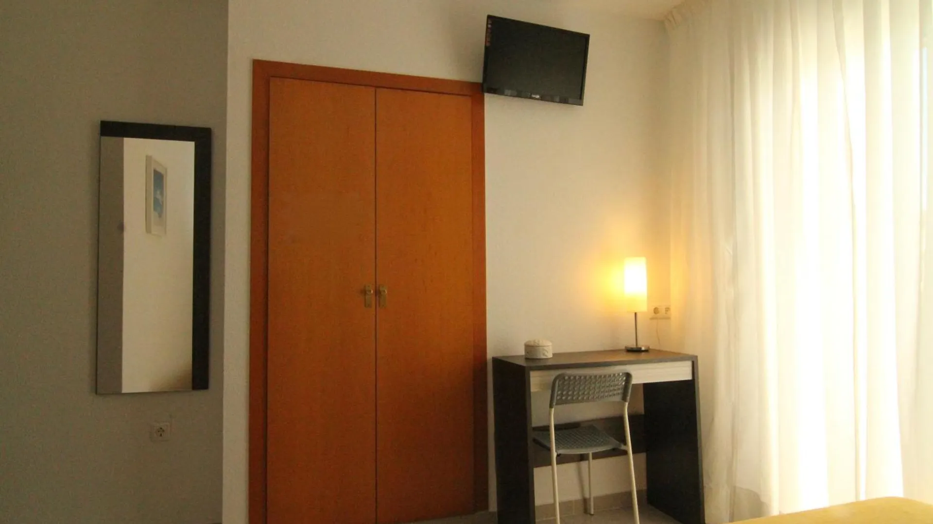 Hostal Tahiti Rs Salou Guest house